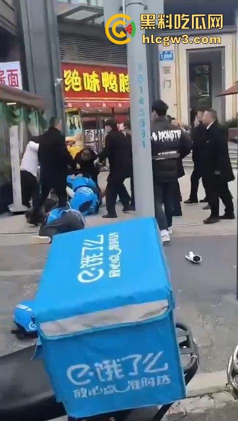 成都外卖员和物业管理打架!天府新区隆祥街上演激烈冲突,拳脚相加上演街头大乱斗!-12