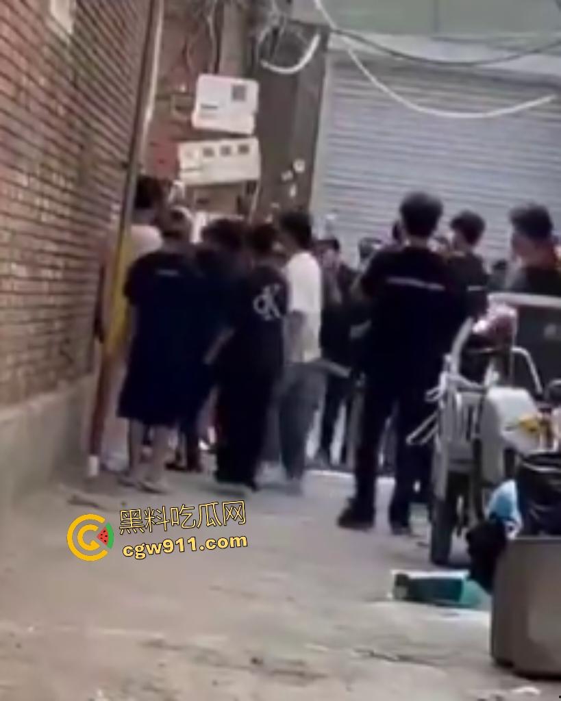 河北廊坊霸州胜芳镇,未成年围殴白衣受害者!小霸王拳脚如雨点狂砸,围观群众起哄拍摄嘲讽“奖励你的”!-1