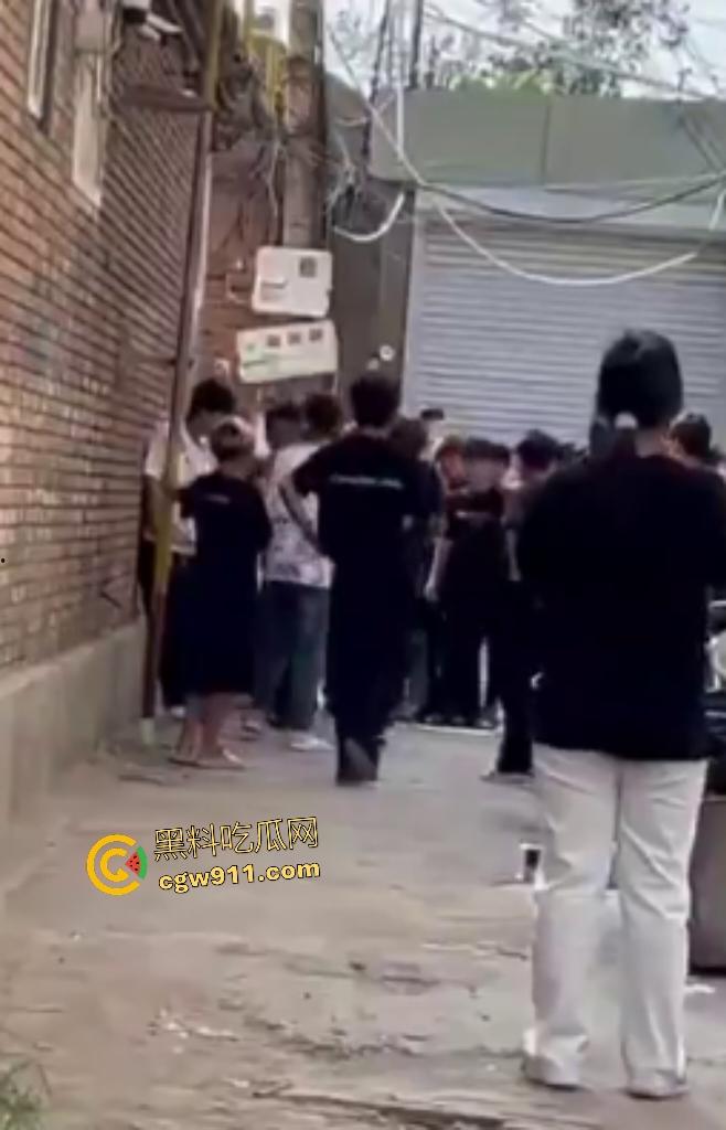 河北廊坊霸州胜芳镇,未成年围殴白衣受害者!小霸王拳脚如雨点狂砸,围观群众起哄拍摄嘲讽“奖励你的”!-3