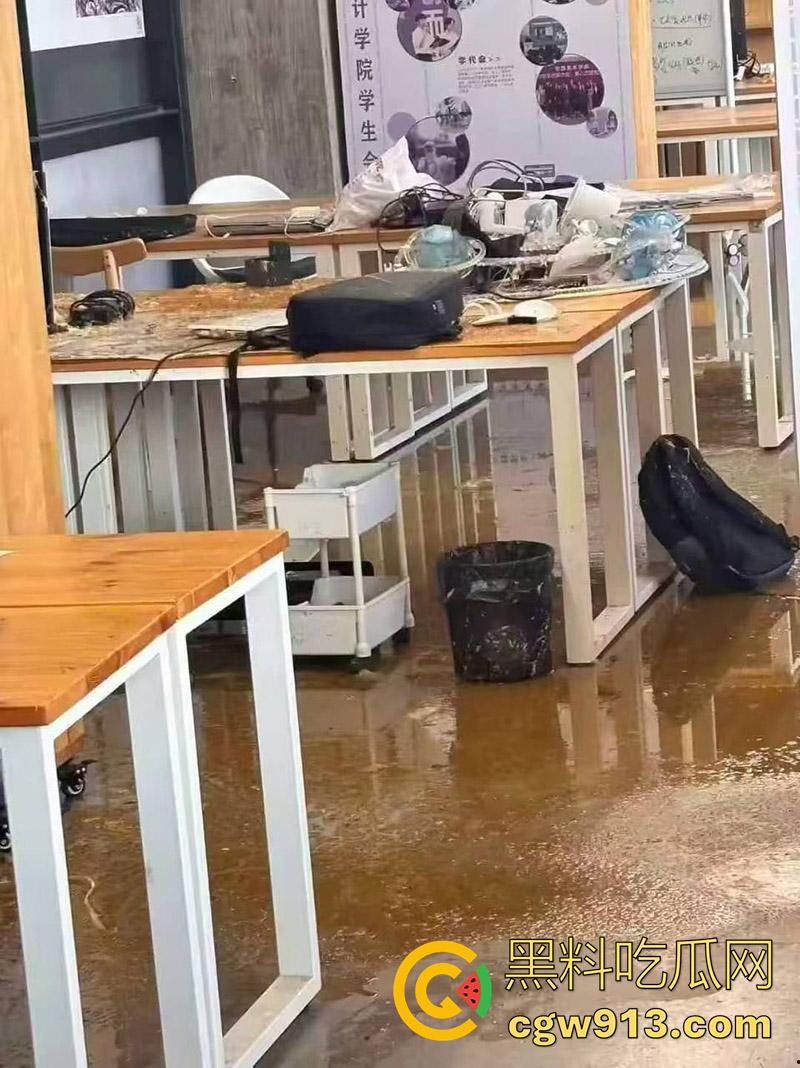 这是拉炸弹了么?浙江杭州中国美术学院,良渚校区自习室,排污管爆炸粪水淹没自习室,保研女被淋一头!-5