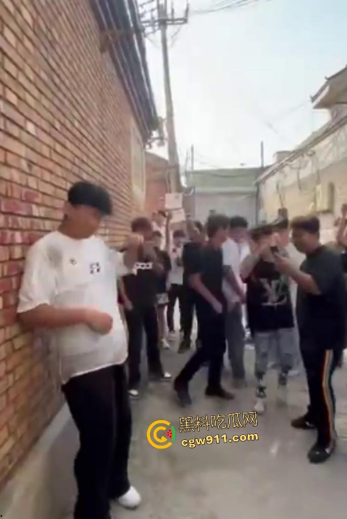 河北廊坊霸州胜芳镇,未成年围殴白衣受害者!小霸王拳脚如雨点狂砸,围观群众起哄拍摄嘲讽“奖励你的”!-6