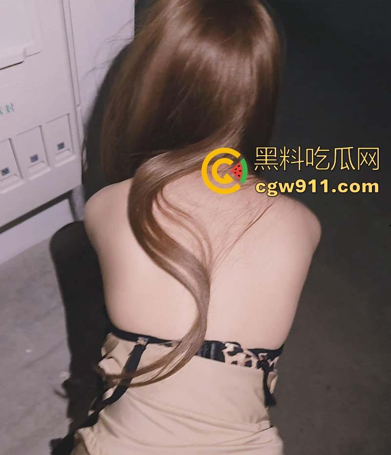 嫂子喜欢上了漏出野战的感觉,深夜主动拉着我去车库漏出野战,直接没忍住很快就内射了!-8