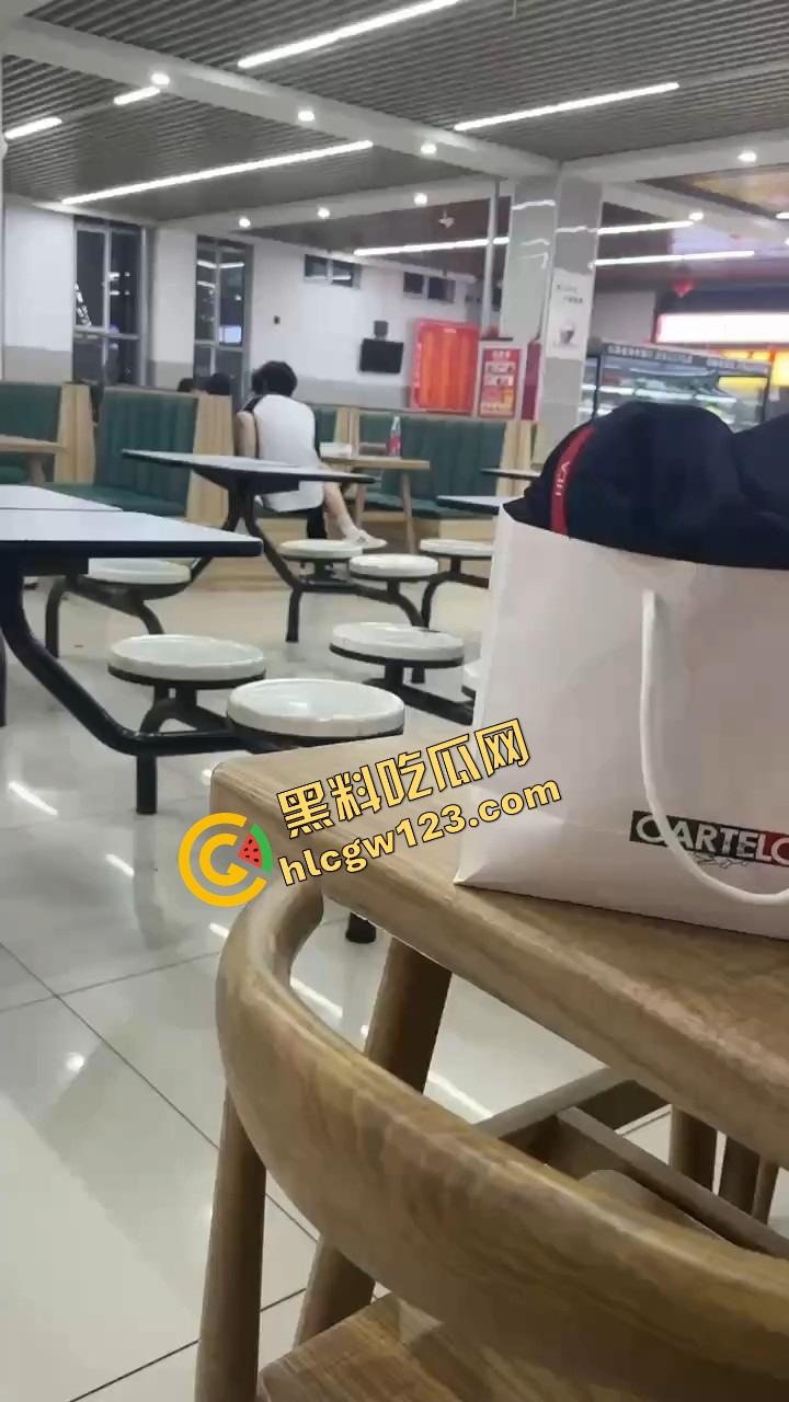 山西应用科技学院情侣在食堂开车!女的夹腿骑腰全程激情演出,你tm是在吃饭还是在拍无码片?-2