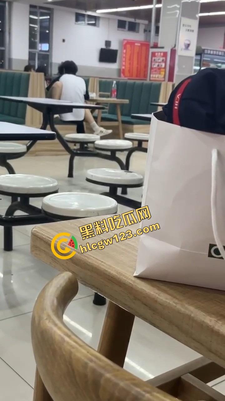 山西应用科技学院情侣在食堂开车!女的夹腿骑腰全程激情演出,你tm是在吃饭还是在拍无码片?-3