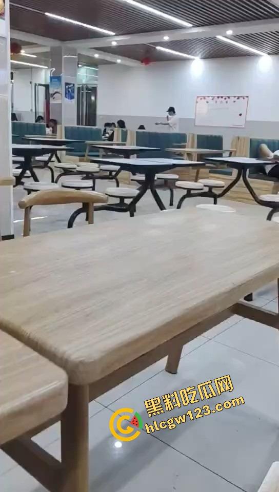 山西应用科技学院情侣在食堂开车!女的夹腿骑腰全程激情演出,你tm是在吃饭还是在拍无码片?-7