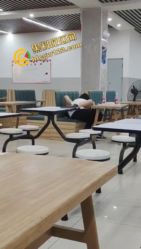 山西应用科技学院情侣在食堂开车!女的夹腿骑腰全程激情演出,你tm是在吃饭还是在拍无码片?-8