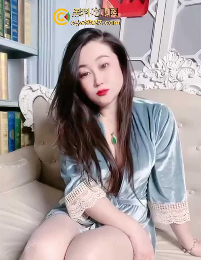 抖音少妇网红【拍姐石尧】自慰福利大曝光！韵味十足啊，纯纯的美艳少妇，拿着假屌猛插自慰，太骚了！-3