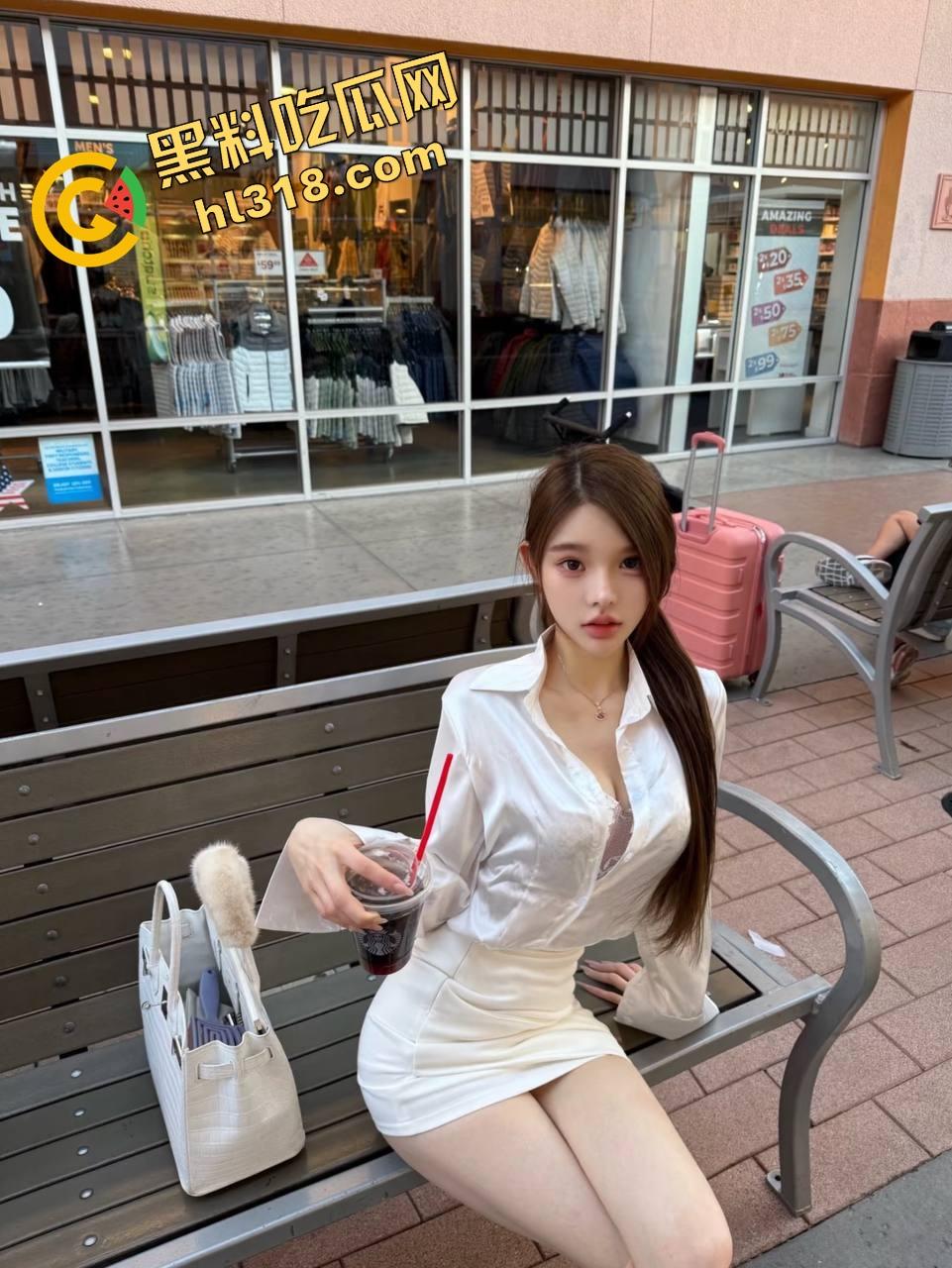 周末约炮骚逼当场被干爽,一边被爆插一边给舔狗打电话,电话偷情直播呻吟,绿帽舔狗听得直喘!-4