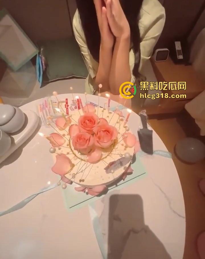 生日当天让姐姐穿上她梦寐以求的婚纱,让她尝试一下在“婚房”潮喷是什么感觉,诱惑感满满!-3