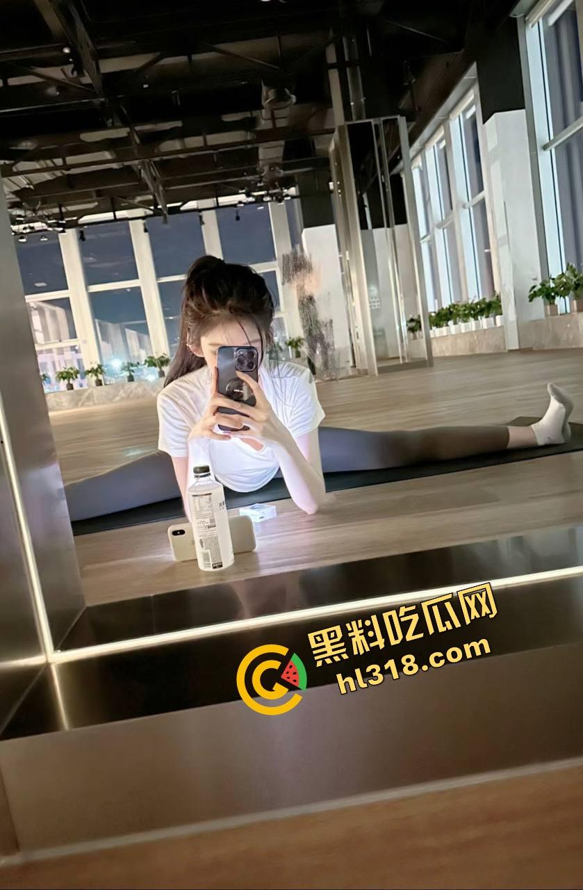 周末约炮骚逼当场被干爽,一边被爆插一边给舔狗打电话,电话偷情直播呻吟,绿帽舔狗听得直喘!-6