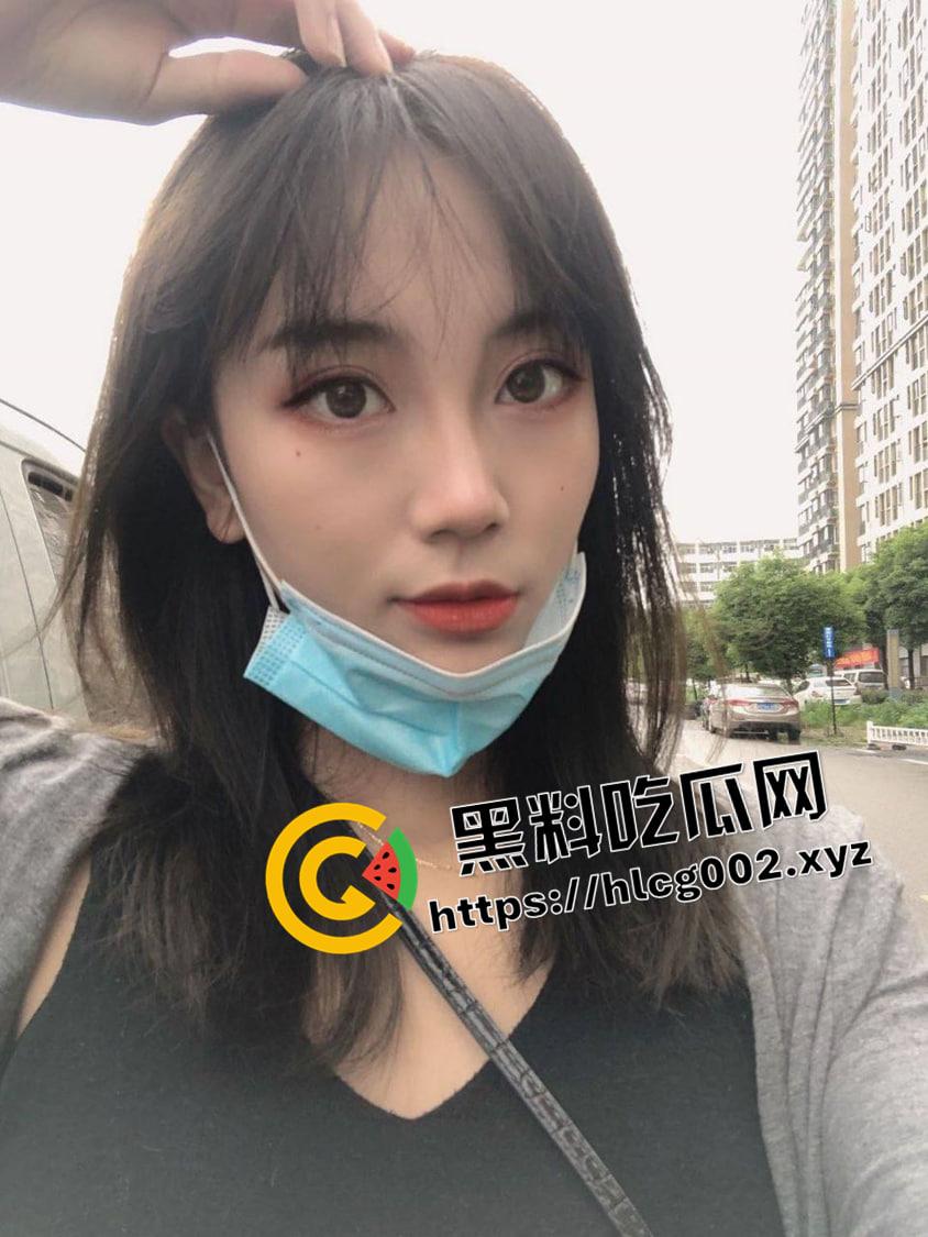 瓜友投稿!网恋海南公务员美人妻 网红级别的素颜长相 骚鲍鱼一模就喷水 掰开给你看-2