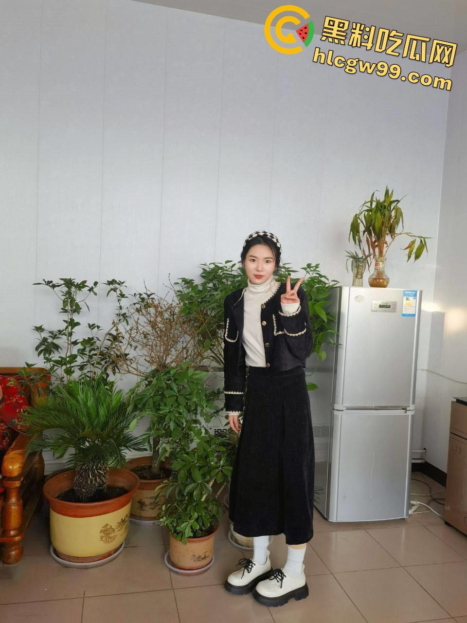 北师大绝美校花【媛媛】蜜桃翘臀自慰私拍,清纯脱俗的舞蹈生颜值堪比明星-9