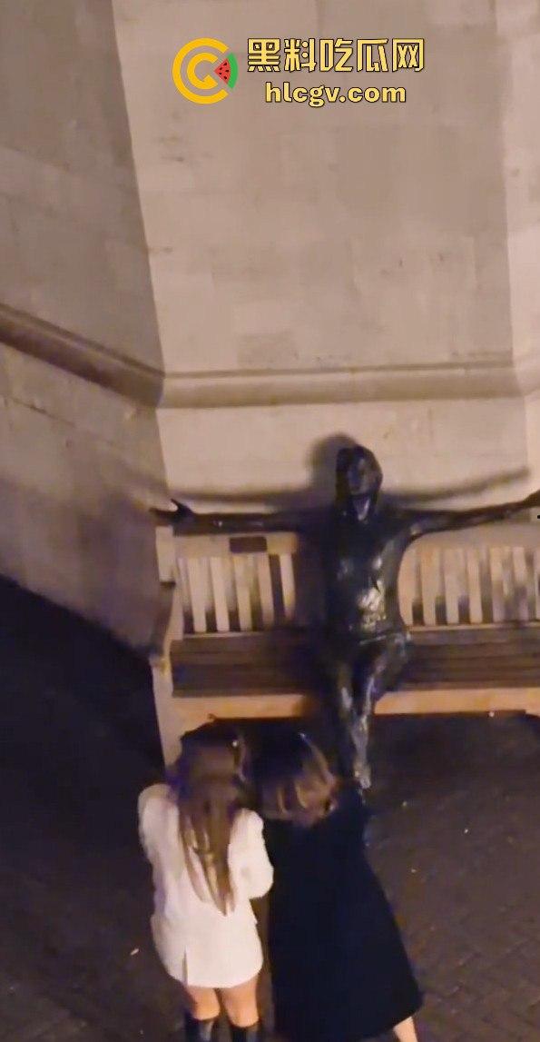 皮卡迪利广场惊现骚鸡骑乘教学!广场列侬雕像前公然骑乘表演,骚比欠被鸡巴草了,雕像也不放过!-2