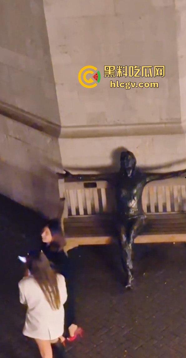 皮卡迪利广场惊现骚鸡骑乘教学!广场列侬雕像前公然骑乘表演,骚比欠被鸡巴草了,雕像也不放过!-4