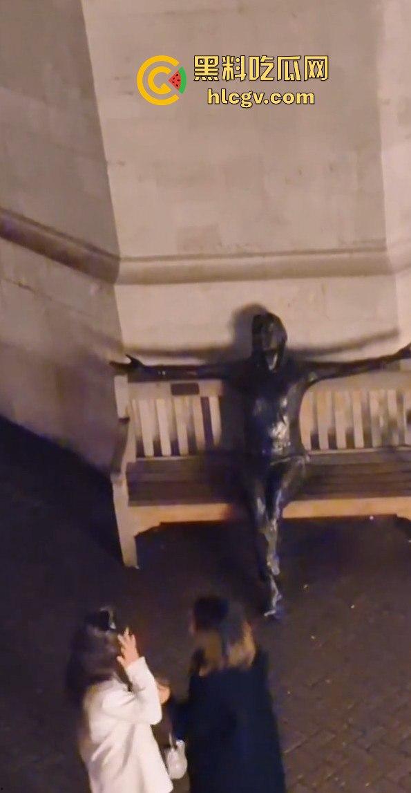 皮卡迪利广场惊现骚鸡骑乘教学!广场列侬雕像前公然骑乘表演,骚比欠被鸡巴草了,雕像也不放过!-7