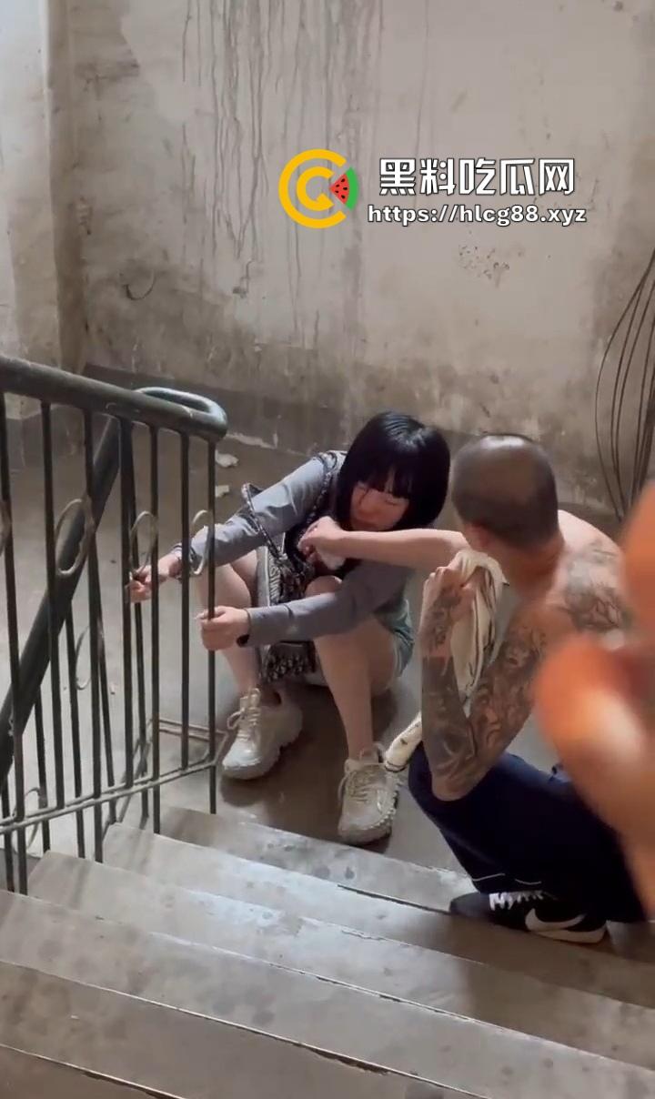 精神小妹嗑药吹气球嗨过头，走路像丧尸被精神小伙按水里洗脸，清醒后还想再嗨！-6