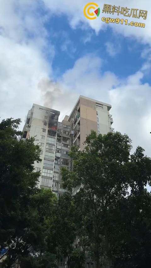 深圳观湖招商观园高楼着火,火势从十六楼窗户喷涌,消防员救出被困小伙,整栋楼被烧的面目全非!-2