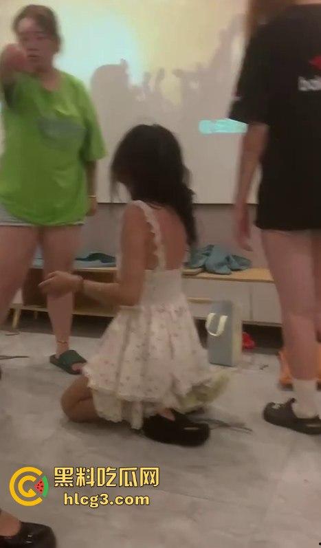 河南霸凌事件!女孩被精神小妹扒光衣服侮辱 拳打脚踢逼她跪下!-13