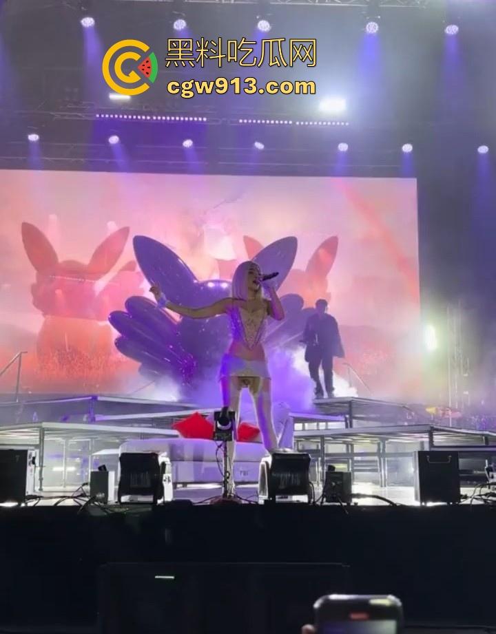 外国音乐节歌手没穿内裤上台演唱? 其实是视觉错位而已,实际是穿了的,灯光的照射的缘故!-1