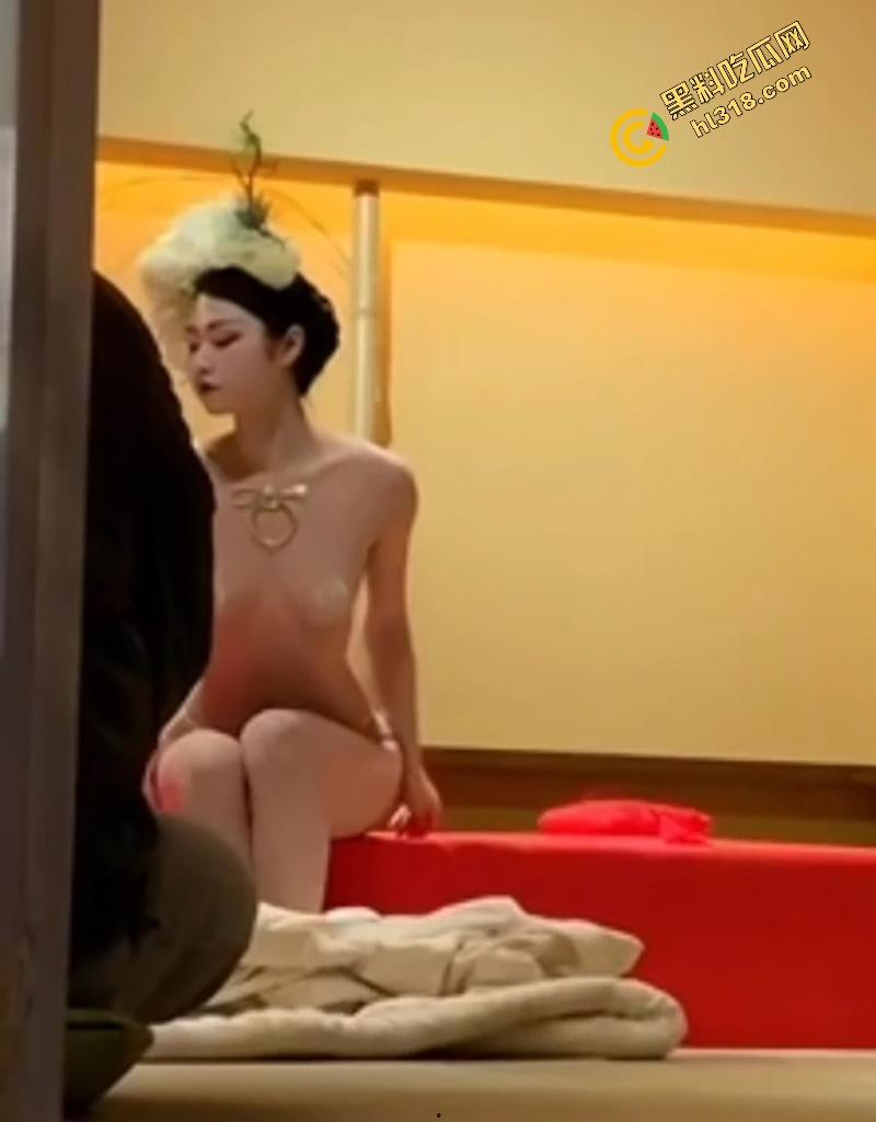 富商品鉴日本特色人体寿司偷拍视频流出,艺妓美女优雅褪下和服,露出白嫩肉体,秀色可餐!-2