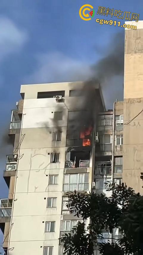 深圳观湖招商观园高楼着火,火势从十六楼窗户喷涌,消防员救出被困小伙,整栋楼被烧的面目全非!-6