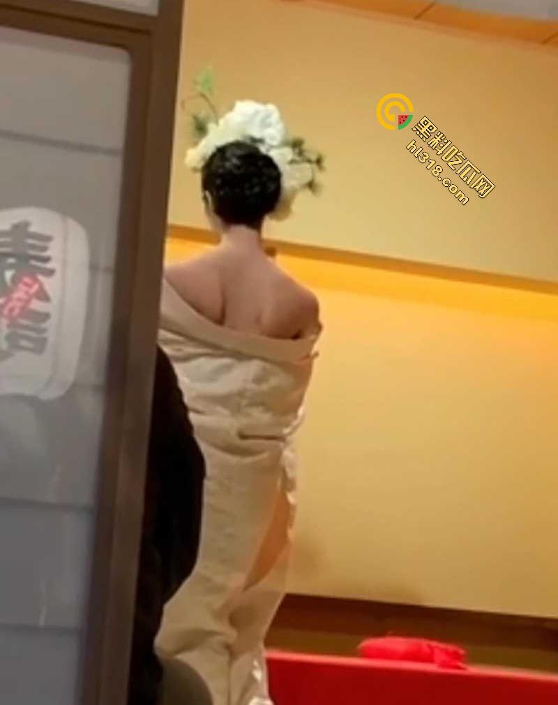 富商品鉴日本特色人体寿司偷拍视频流出,艺妓美女优雅褪下和服,露出白嫩肉体,秀色可餐!-5