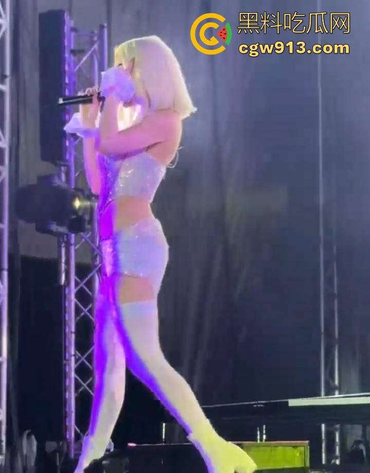 外国音乐节歌手没穿内裤上台演唱? 其实是视觉错位而已,实际是穿了的,灯光的照射的缘故!-4