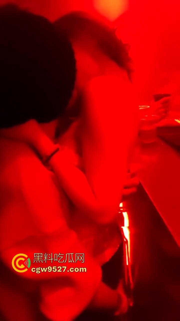 见面前说好不做,没想到两杯酒下肚,乖乖臣服我的胯下,用大屌征服极品酒吧营销,无套猛插!-3