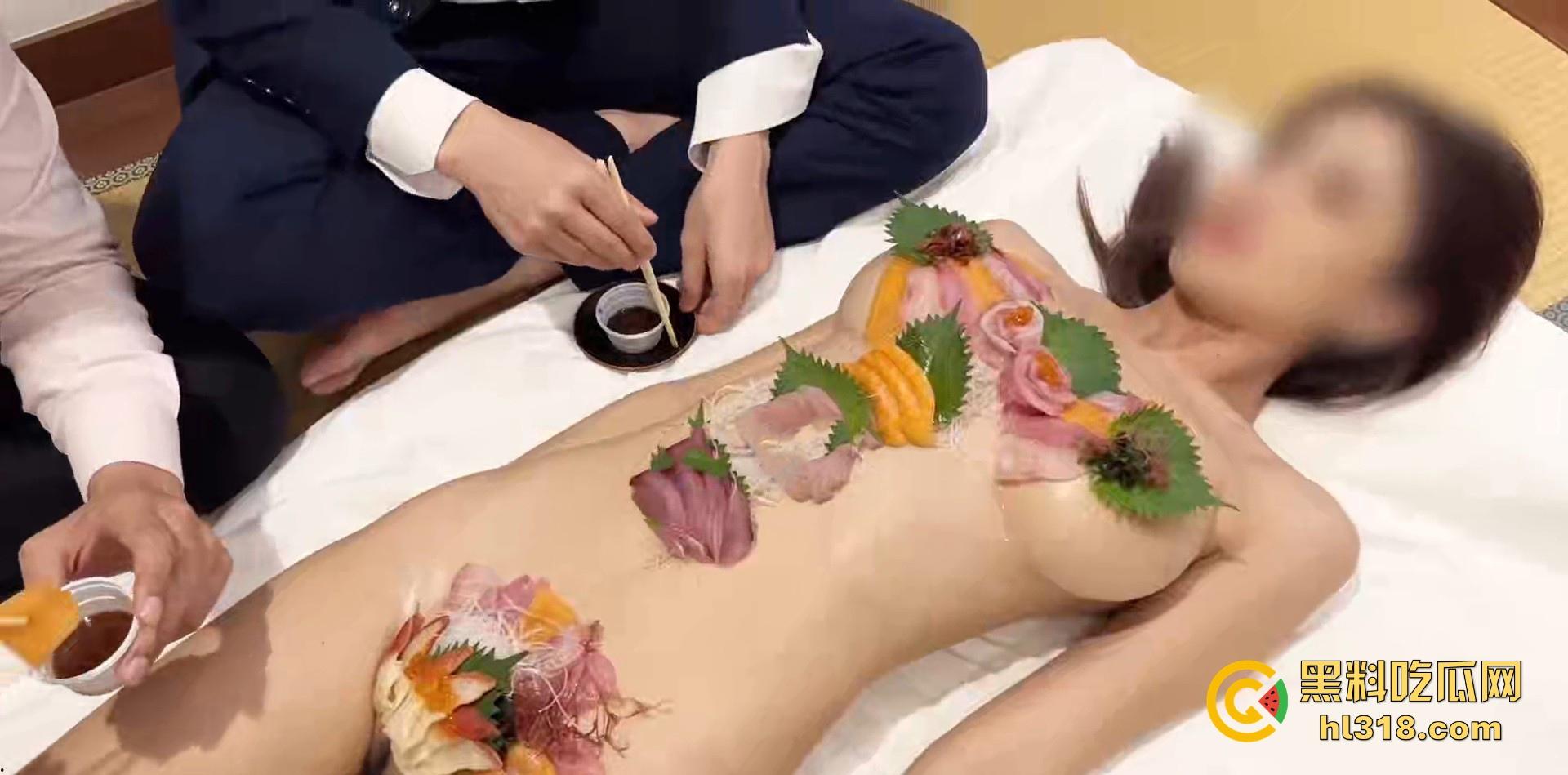 富商品鉴日本特色人体寿司偷拍视频流出,艺妓美女优雅褪下和服,露出白嫩肉体,秀色可餐!-7