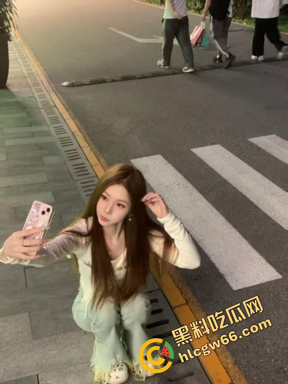 海角乱伦大瓜19岁嫩女【小亚】跟老爹暧昧搞乱床,嫩缝让爹操翻还跟男友共享骚洞,小白袜踩鸡巴!-2