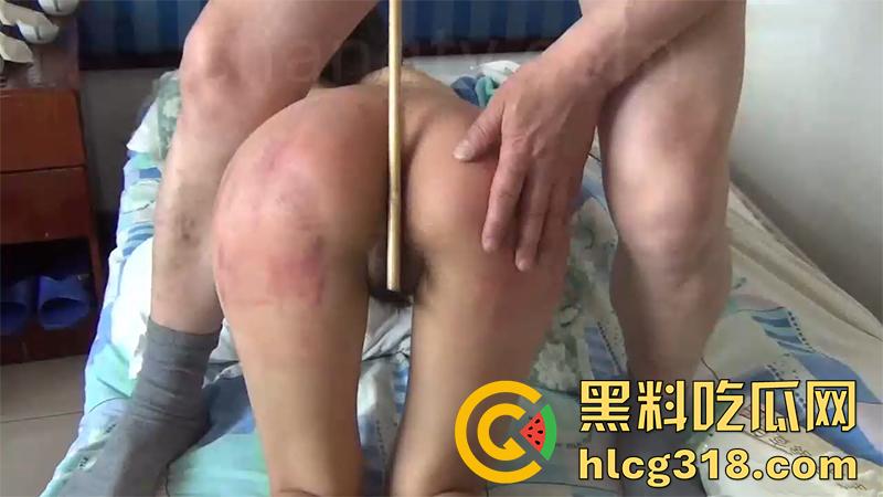 变态爸爸调教女儿,藤条抽逼打屁股,电棍电击肥臀,屁股上插满针管,虐的女儿哭腔哀嚎求饶!-1