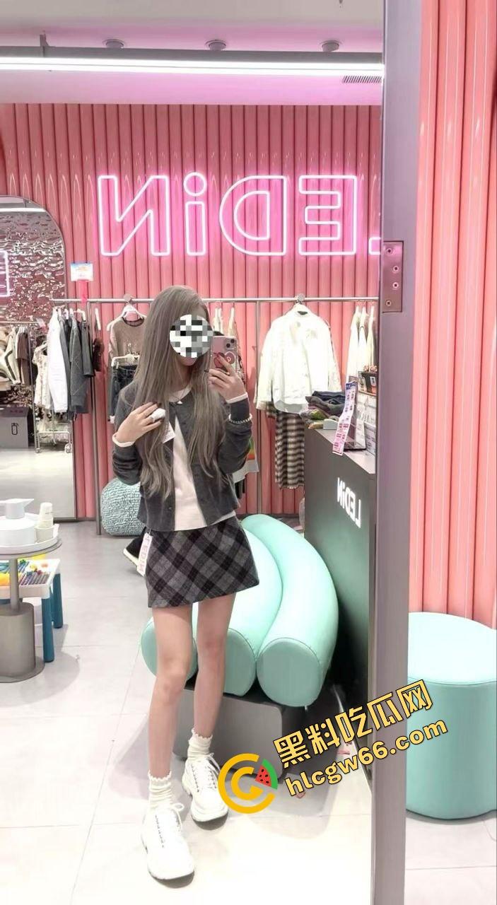 海角乱伦大瓜19岁嫩女【小亚】跟老爹暧昧搞乱床,嫩缝让爹操翻还跟男友共享骚洞,小白袜踩鸡巴!-4