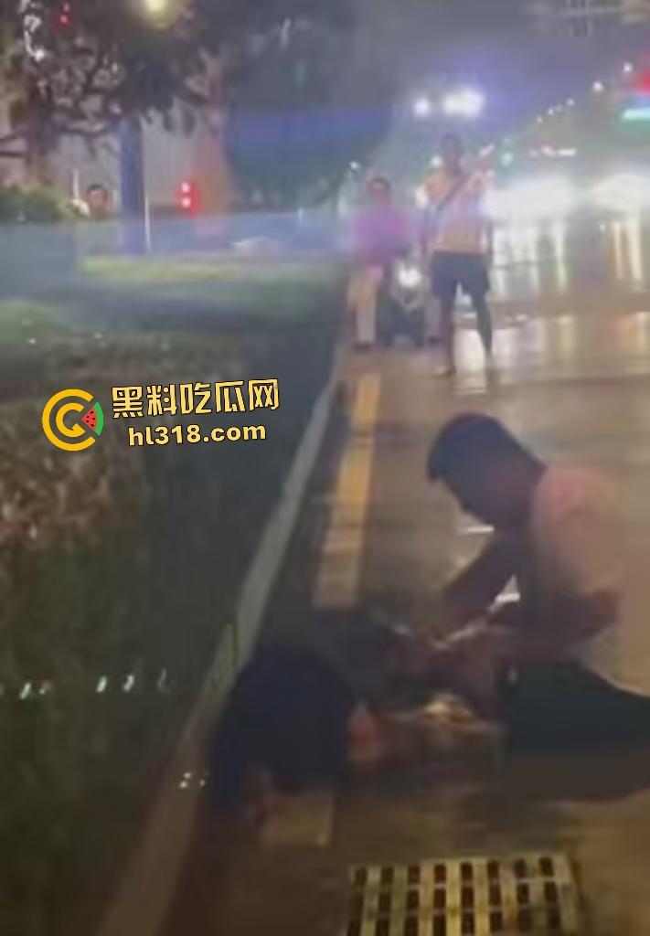 河南一女友出轨在马路边被男友狂扇巴掌,质问你凭什么把逼给他?还扒裤当场羞辱女友!-1