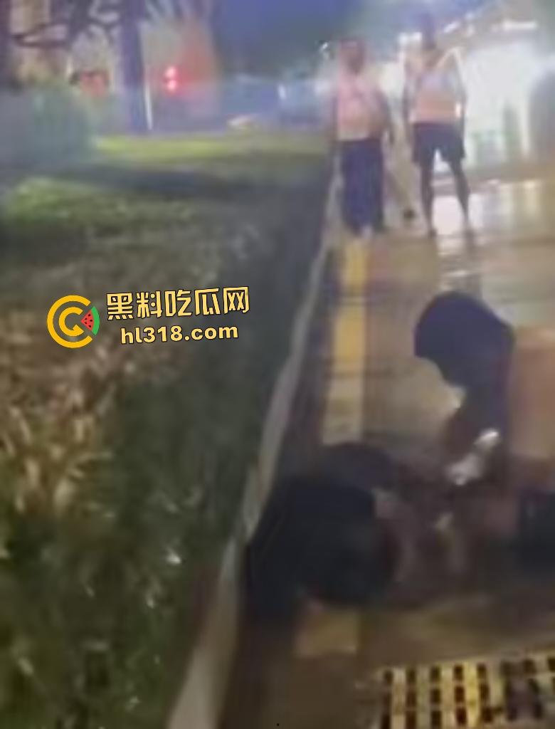 河南一女友出轨在马路边被男友狂扇巴掌,质问你凭什么把逼给他?还扒裤当场羞辱女友!-2