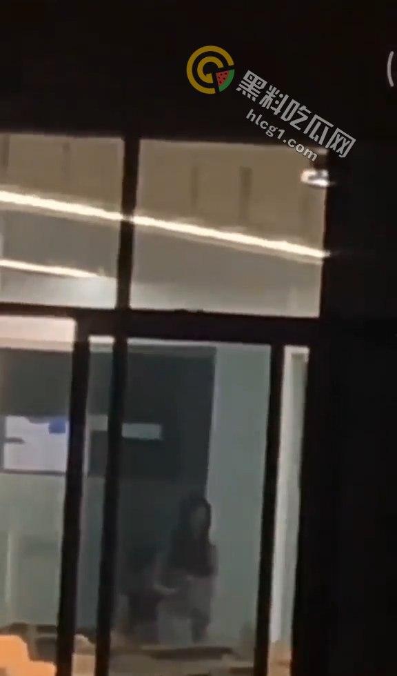 四川传媒学院情侣教室激情做爱,吃瓜群众围观拍摄,技院之名再添猛料!-5