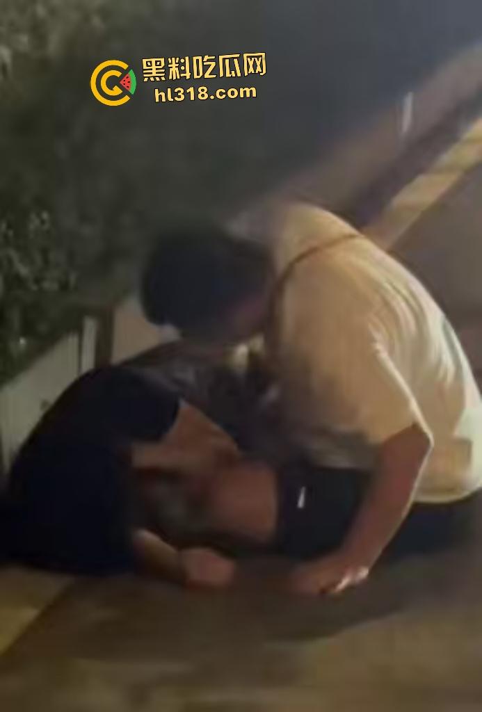 河南一女友出轨在马路边被男友狂扇巴掌,质问你凭什么把逼给他?还扒裤当场羞辱女友!-6