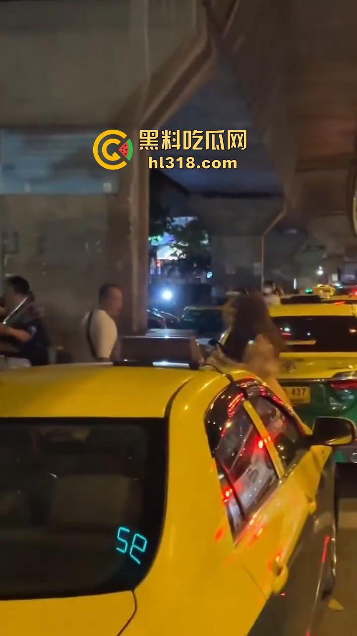 泰国妙龄小仙女发现自己的窝瓜王和女人搭话，吃醋直接暴走，深夜的街头相互殴打，集美的白色丁字裤都出来了！-5