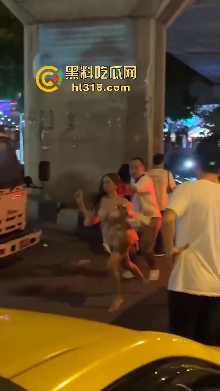 泰国妙龄小仙女发现自己的窝瓜王和女人搭话，吃醋直接暴走，深夜的街头相互殴打，集美的白色丁字裤都出来了！-8