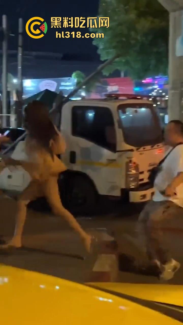 泰国妙龄小仙女发现自己的窝瓜王和女人搭话，吃醋直接暴走，深夜的街头相互殴打，集美的白色丁字裤都出来了！-9