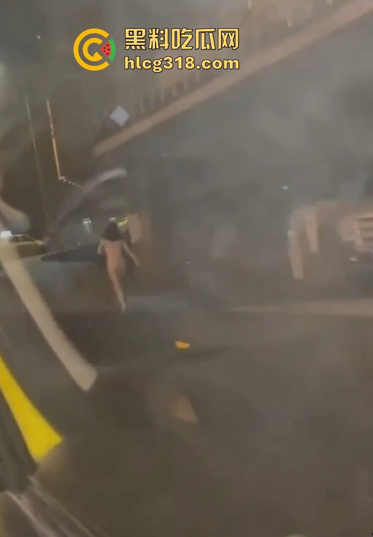 这又是谁定制的户外?郑州市区二七广场惊现裸奔女 微胖巨乳大美女晚上裸奔 这骚母狗还知道捂脸!-4