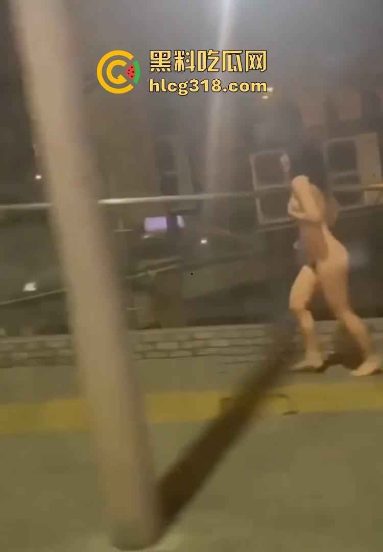 这又是谁定制的户外?郑州市区二七广场惊现裸奔女 微胖巨乳大美女晚上裸奔 这骚母狗还知道捂脸!-5