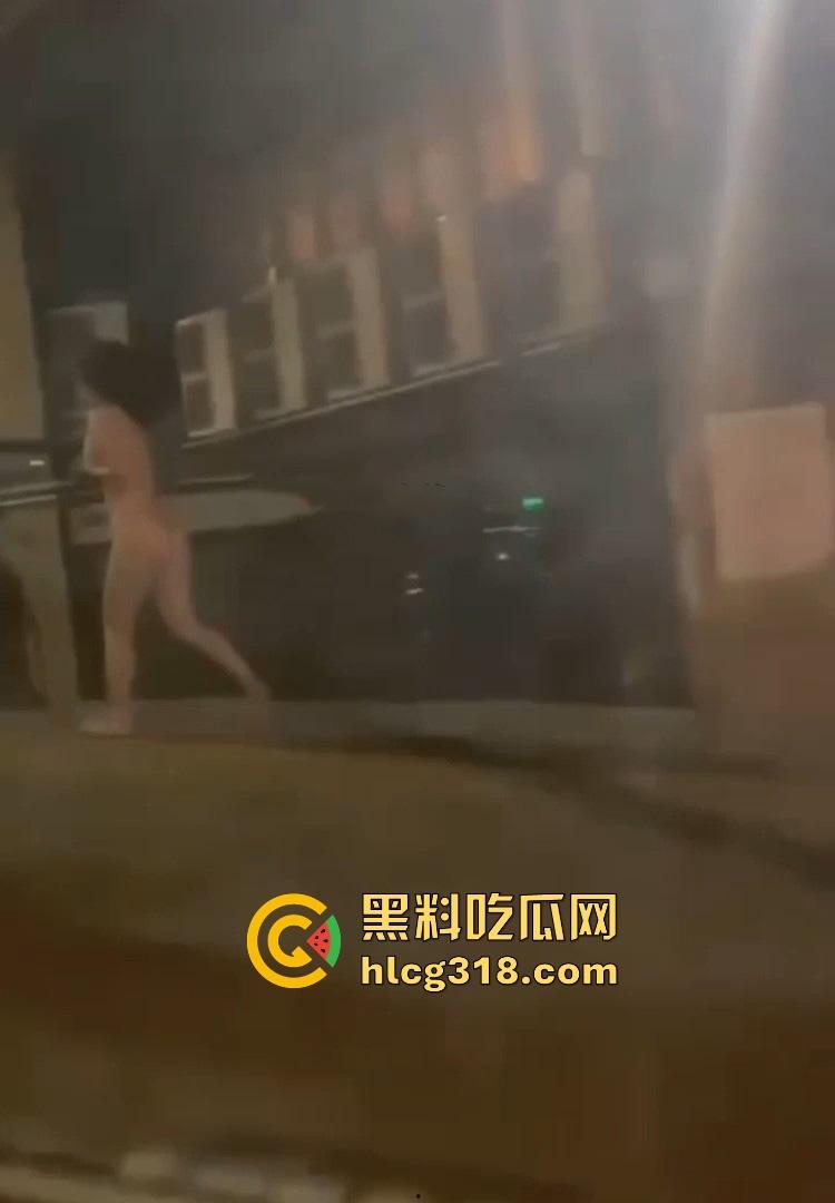 这又是谁定制的户外?郑州市区二七广场惊现裸奔女 微胖巨乳大美女晚上裸奔 这骚母狗还知道捂脸!-8