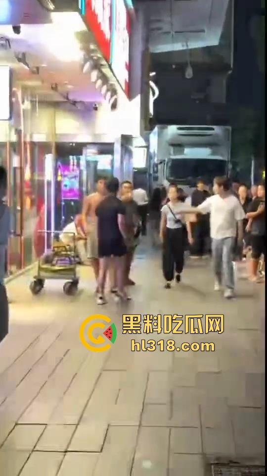 街头拳王大赛激烈上演,四男一女混合拳击,女的本来是拦开的,结果裸体男上来就一个大摆锤击倒,堪比UFC现场!-1