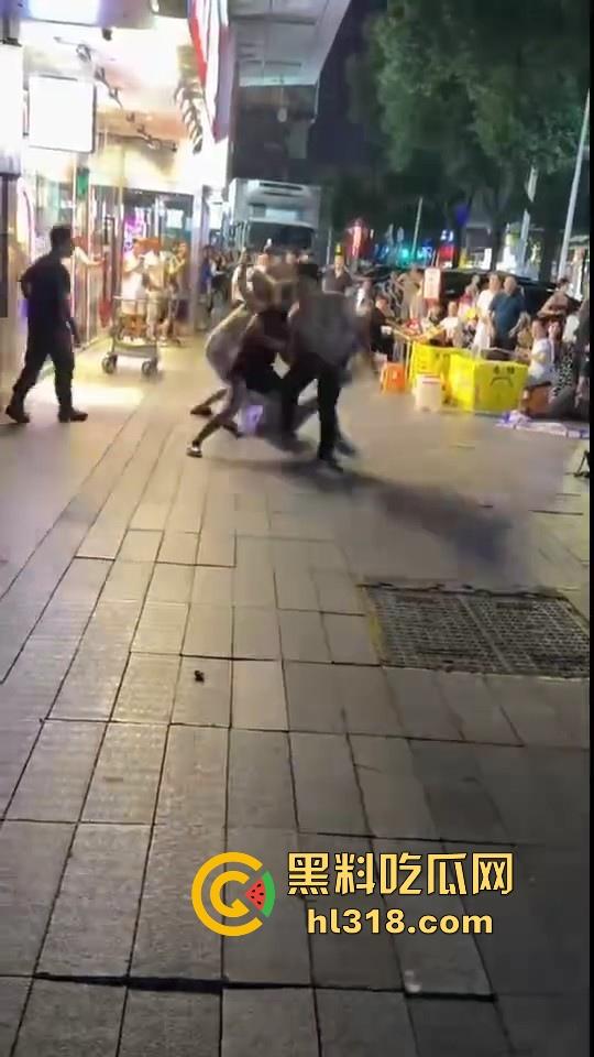 街头拳王大赛激烈上演,四男一女混合拳击,女的本来是拦开的,结果裸体男上来就一个大摆锤击倒,堪比UFC现场!-5