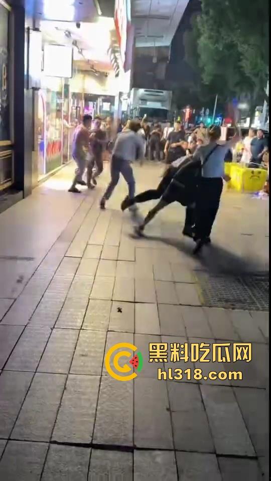 街头拳王大赛激烈上演,四男一女混合拳击,女的本来是拦开的,结果裸体男上来就一个大摆锤击倒,堪比UFC现场!-6