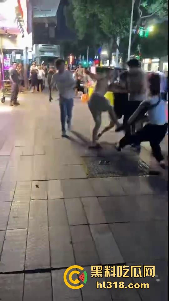 街头拳王大赛激烈上演,四男一女混合拳击,女的本来是拦开的,结果裸体男上来就一个大摆锤击倒,堪比UFC现场!-7