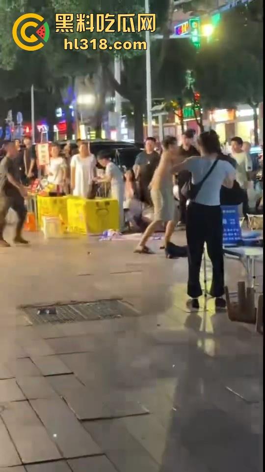 街头拳王大赛激烈上演,四男一女混合拳击,女的本来是拦开的,结果裸体男上来就一个大摆锤击倒,堪比UFC现场!-9