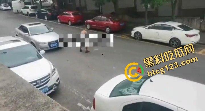 山西阳泉疯狂男子保晋路发疯砸车,连警车也不放过!-4