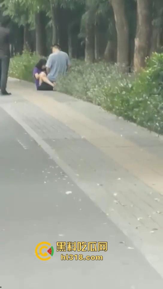 激情情侣马路边操逼!要不是有路人经过劝解还继续干,当路人都是你们两paly的一环呗!-1