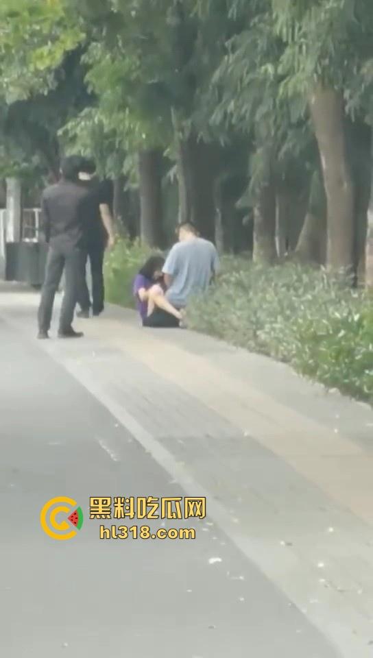 激情情侣马路边操逼!要不是有路人经过劝解还继续干,当路人都是你们两paly的一环呗!-2